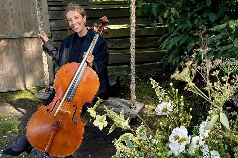 Solo cellist