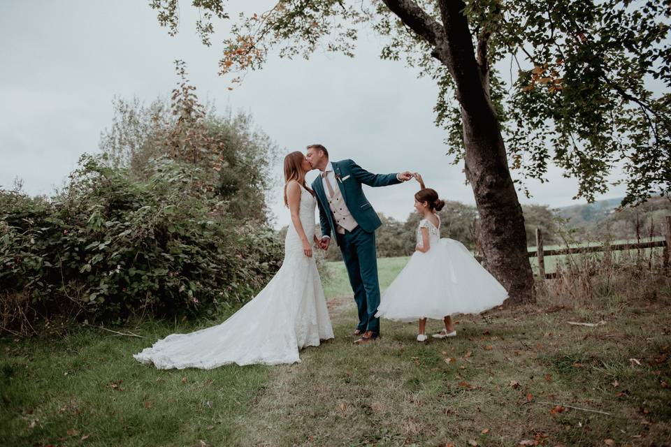 Kiss in field