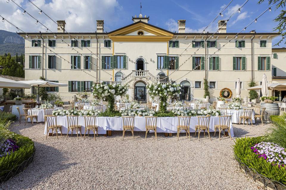 Decorations front villa