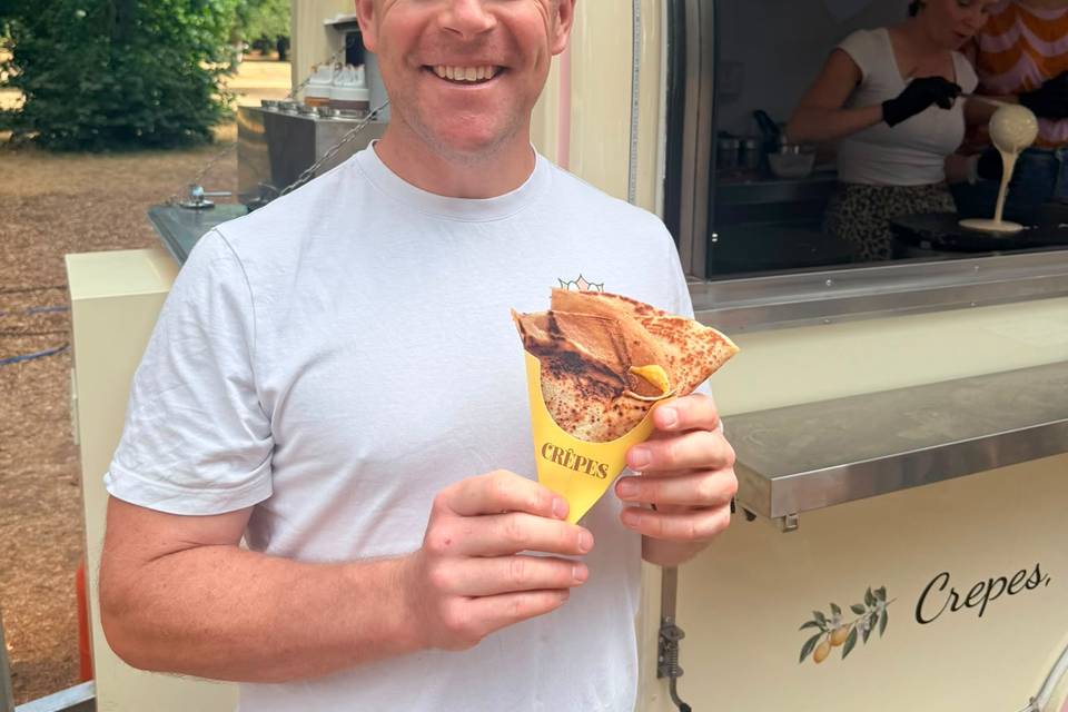 Customer loving crepes