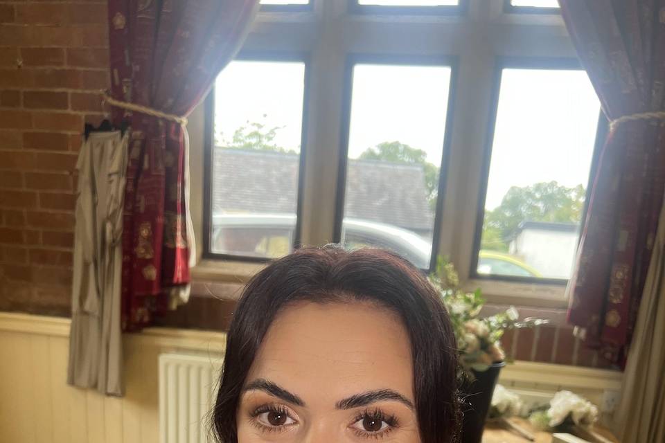 Brown and gold eyeshadow look