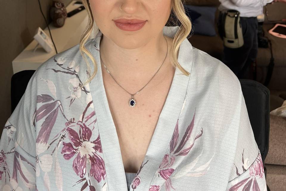 Soft glam bridesmaid