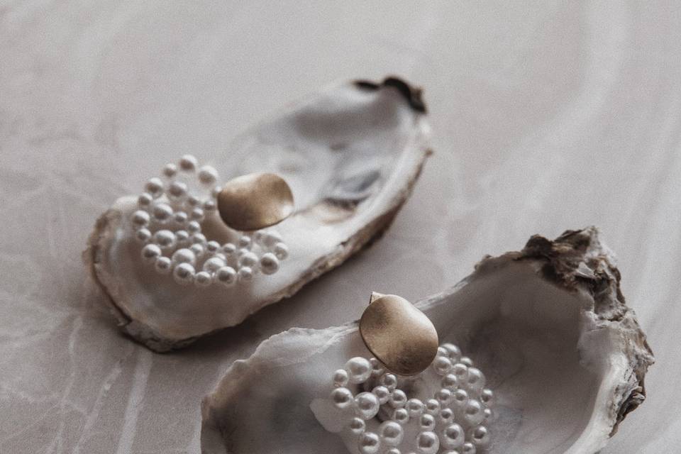 Pearl Earrings in Oyster