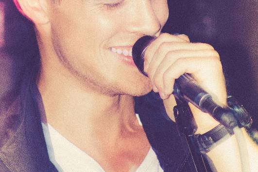 Dan singing