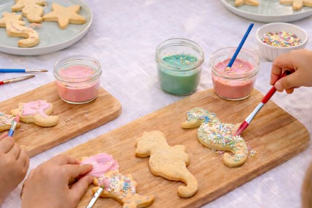 Biscuit decorating