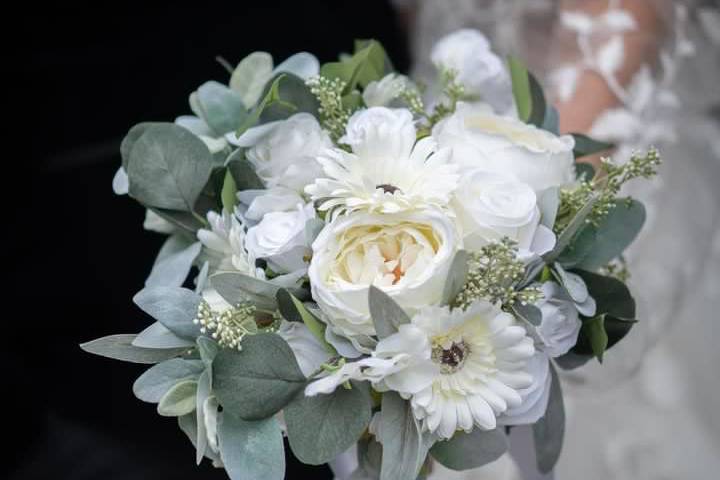 White rose & peony bouquet