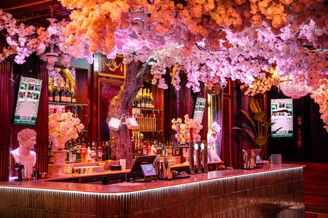COCKTAIL LOUNGE
