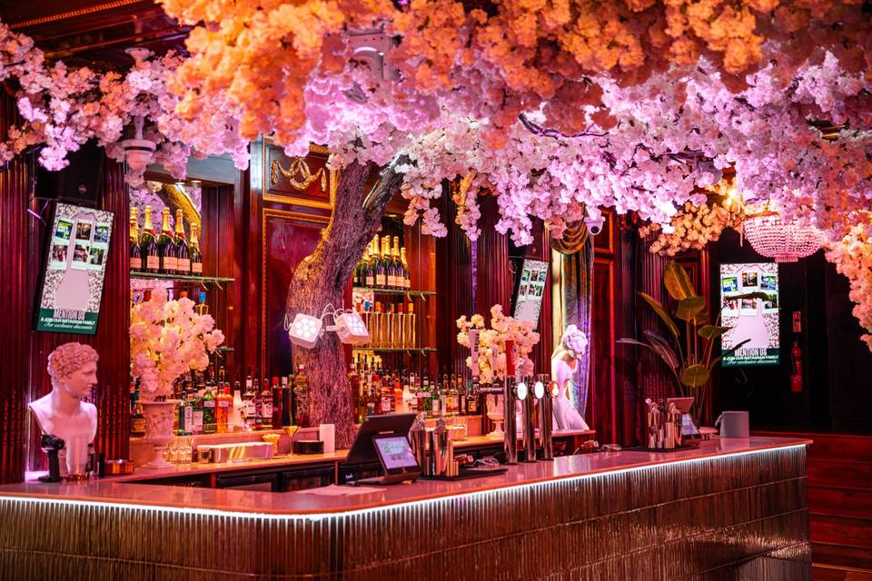 COCKTAIL LOUNGE