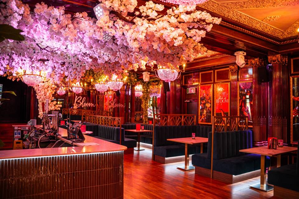 COCKTAIL LOUNGE