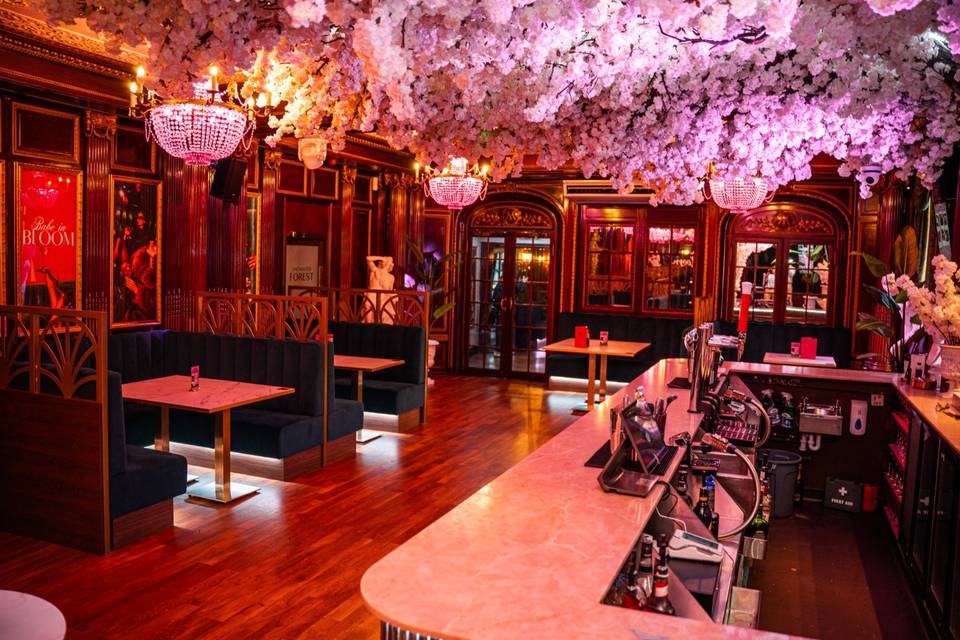 COCKTAIL LOUNGE