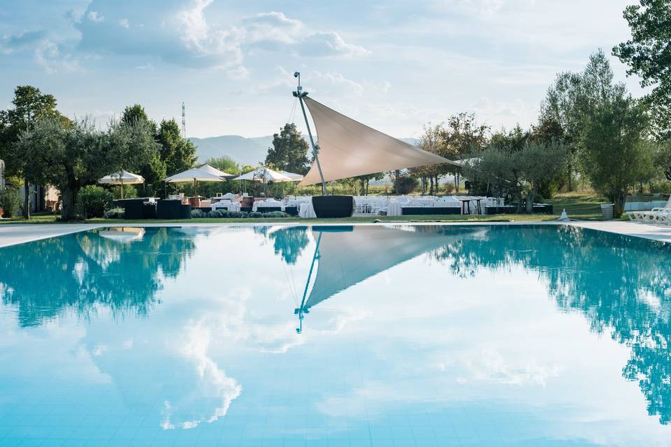 Wedding moments by the pool