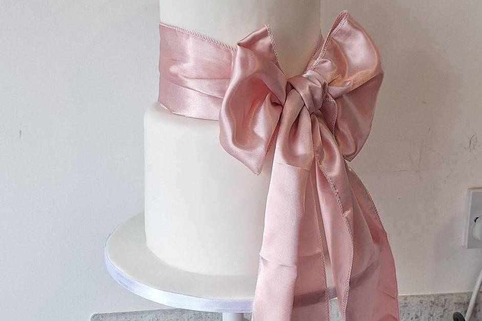 Large bow cake