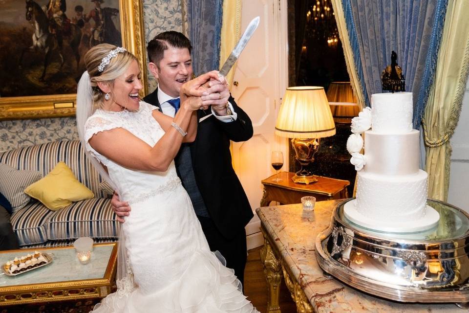 Cutting the wedding cake - Creating Diamonds Wedding Photography