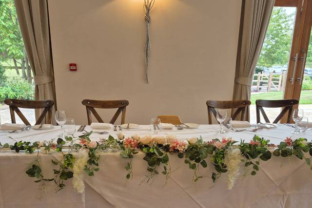 Top table flower runner
