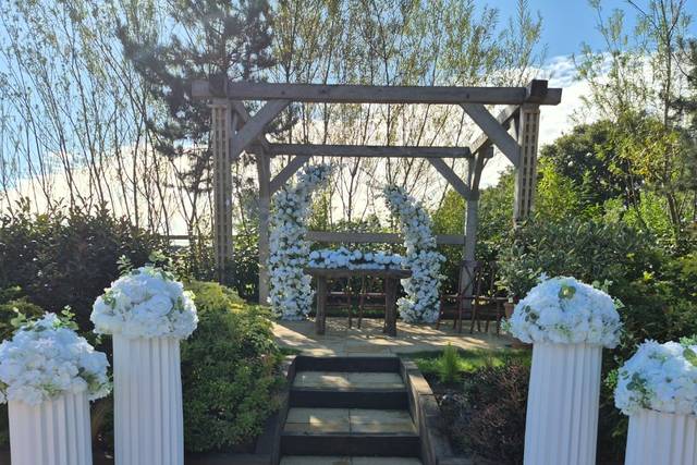 Ceremony Setup & Broken Arch