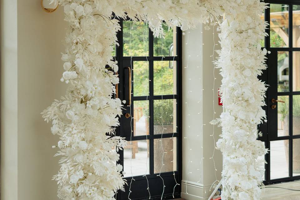 Hotel Woodland white wedding