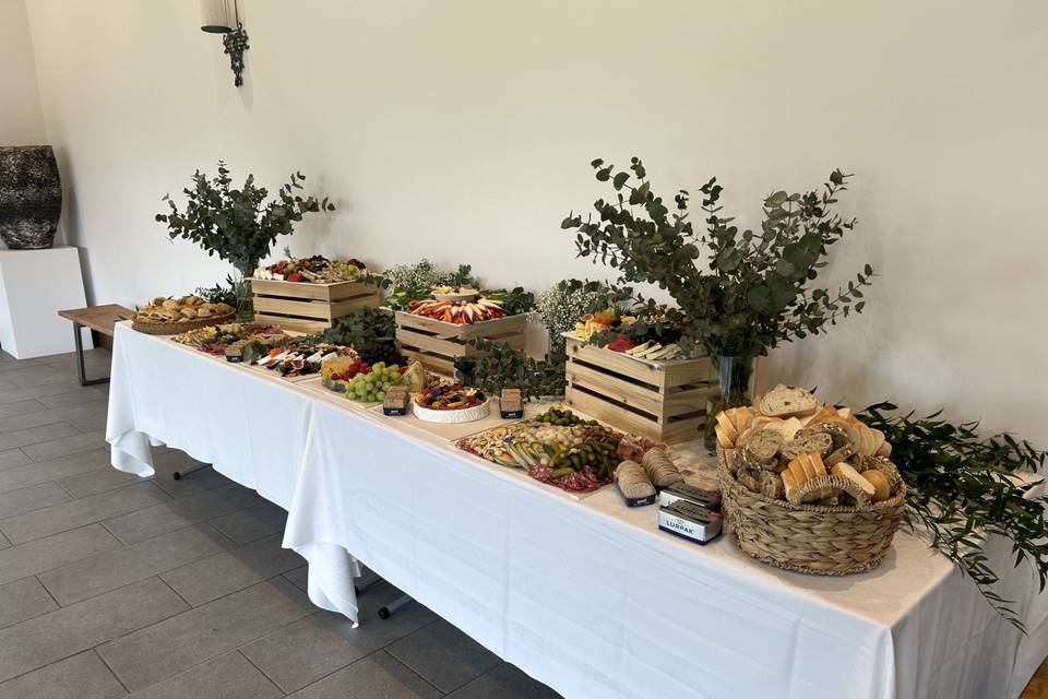 Deluxe grazing table