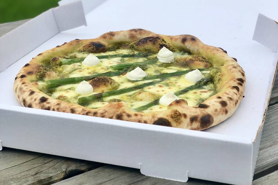 Asparagus pizza w/ ricotta