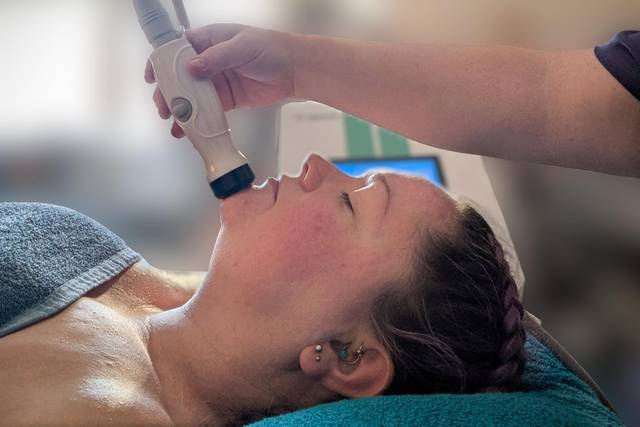 Thermal vacuum facial
