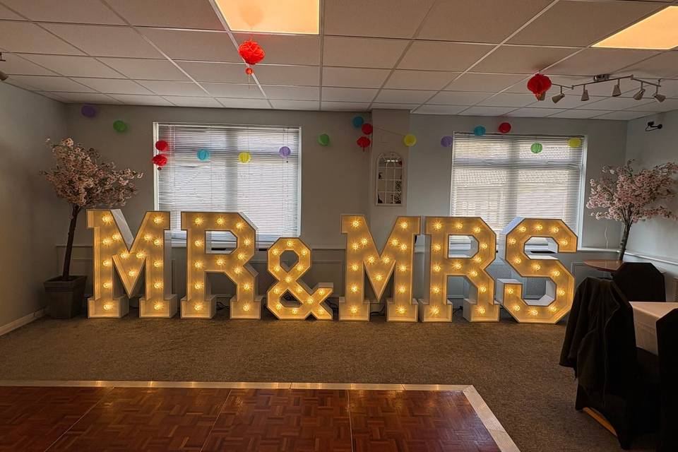 4ft Mr&Mrs letters