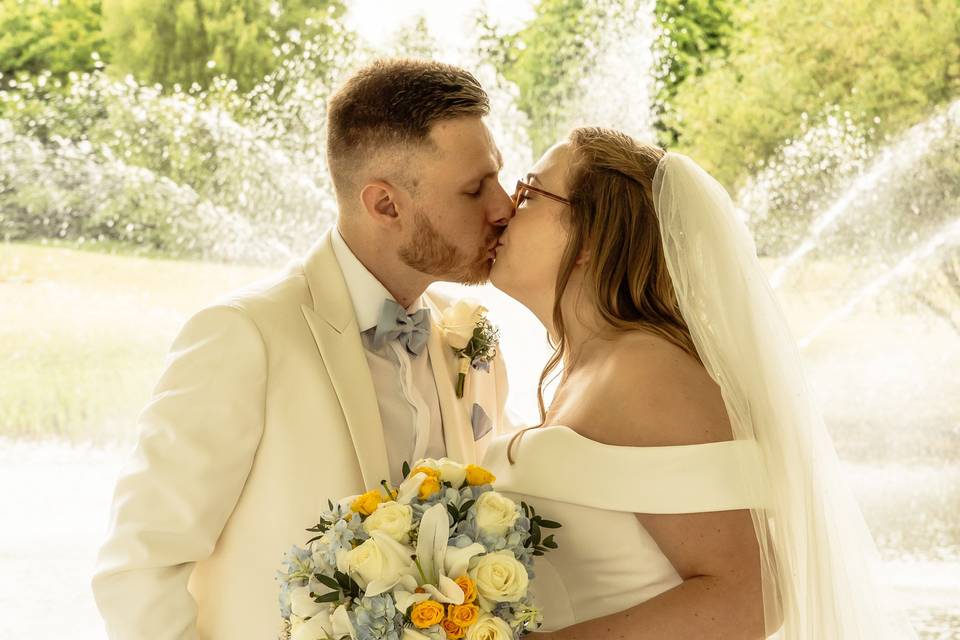 Kiss by the fountain