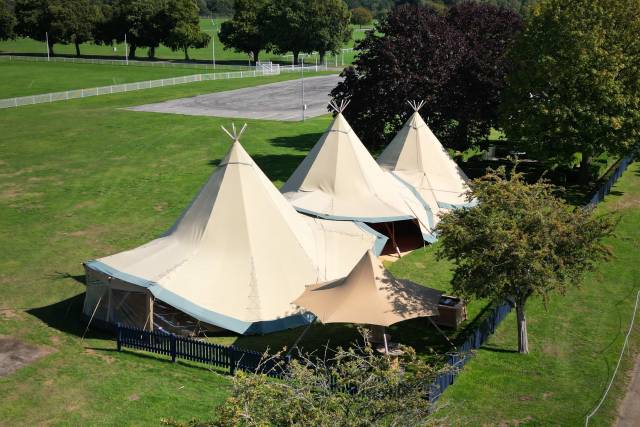 Trinity Peaks, Tipis outside