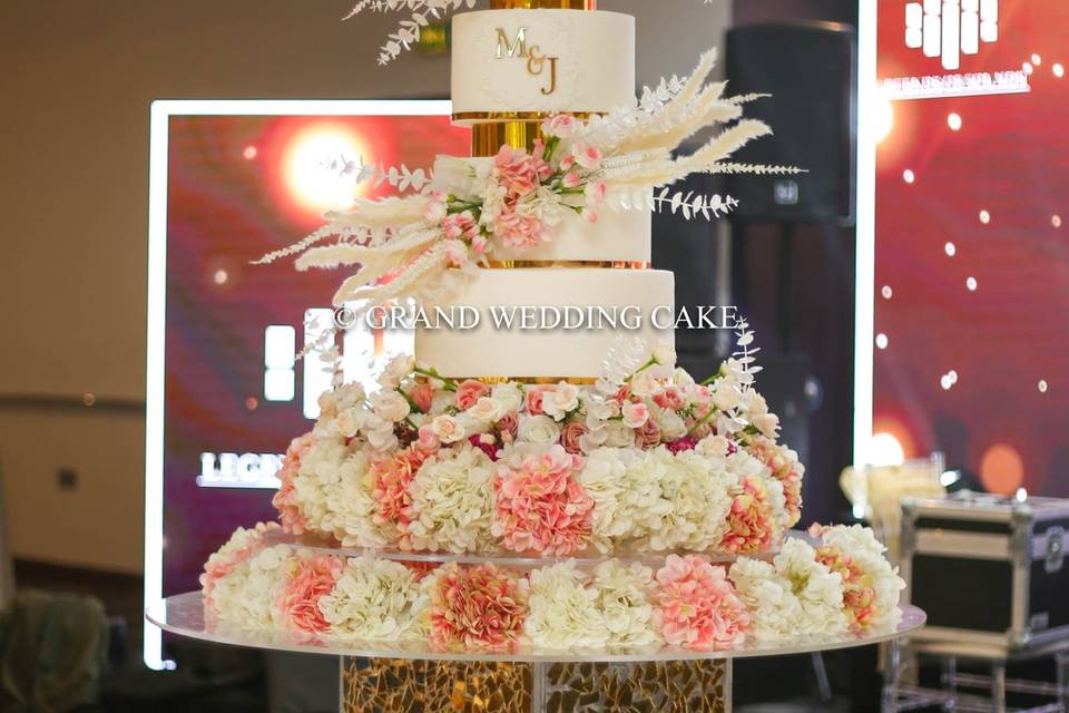 GRAND WEDDING CAKETABLE