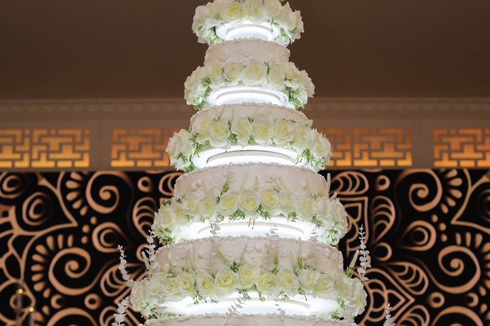 GRAND WEDDING CAKE IN WHITE