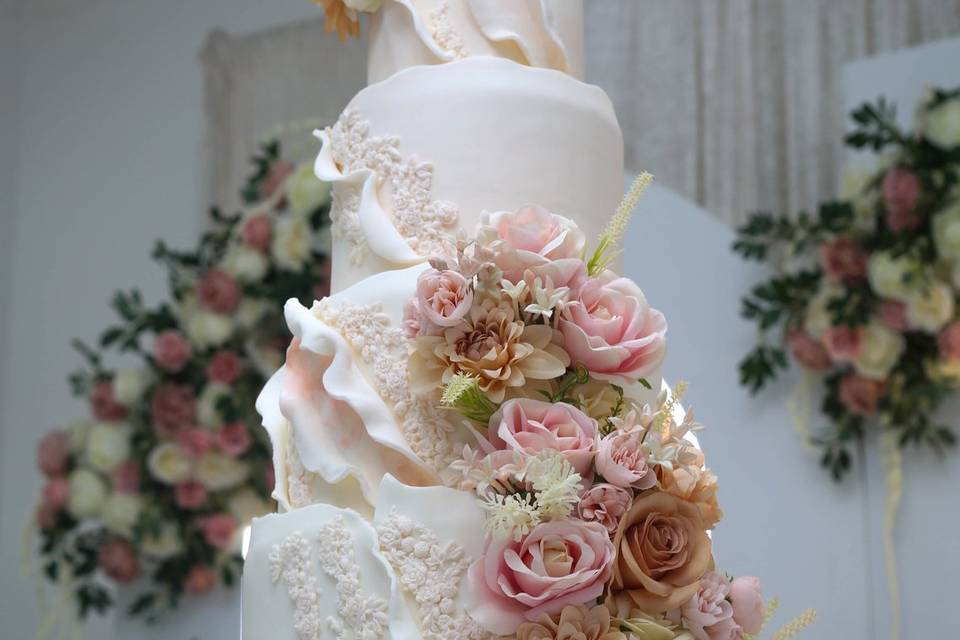 GRAND WEDDING CAKE DETAILED