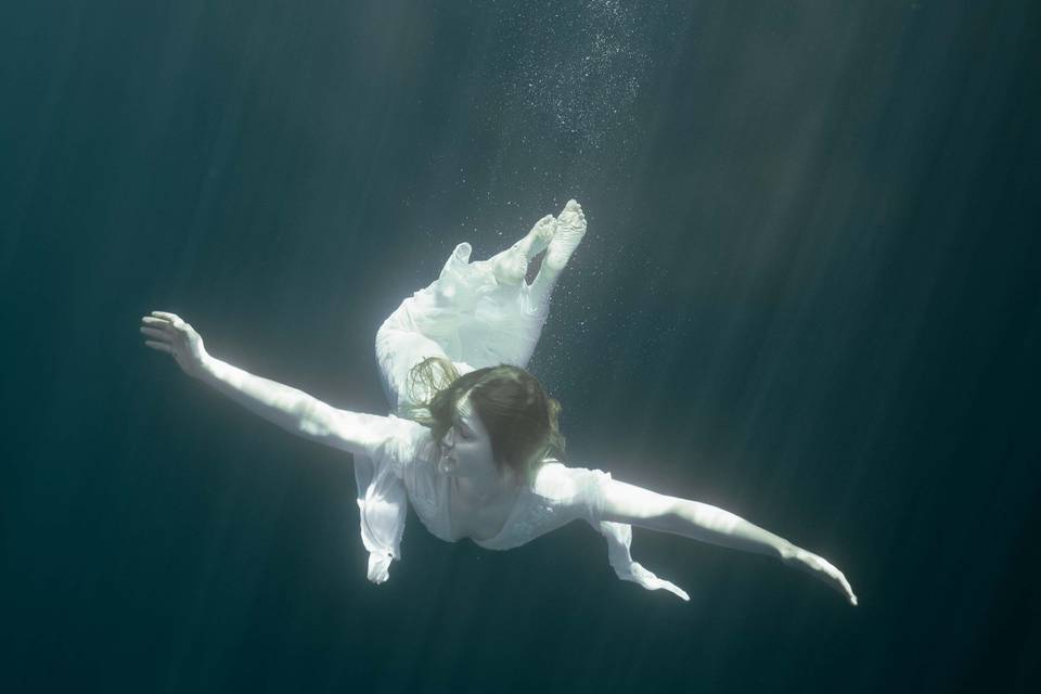 Underwater bride