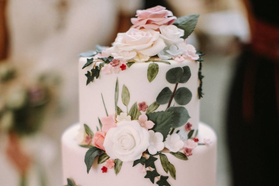 Boho flowers on wedding cake