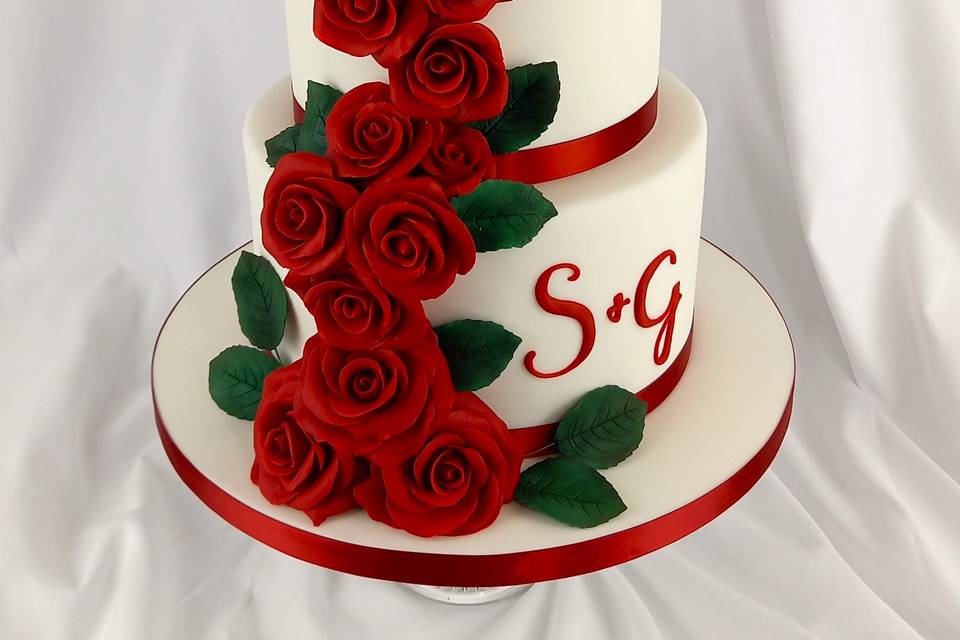 Red roses on cake