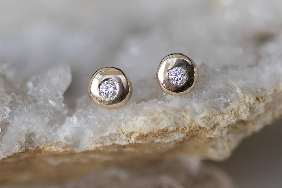 Diamond pebble studs