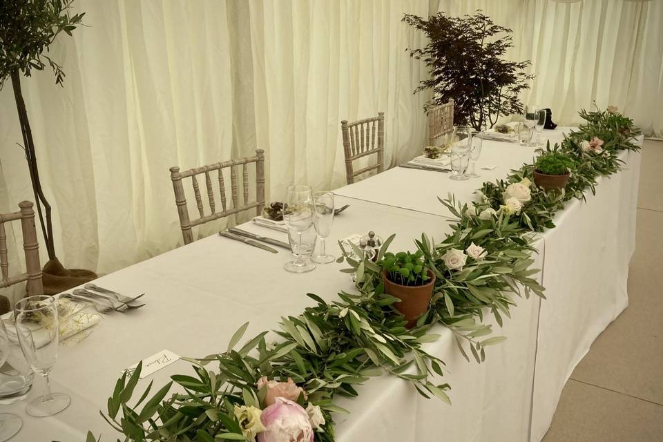 Top table olive garland
