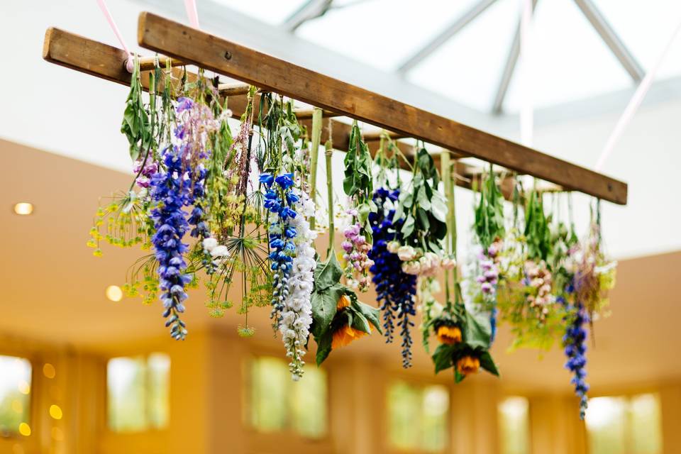 Foam free hanging installation