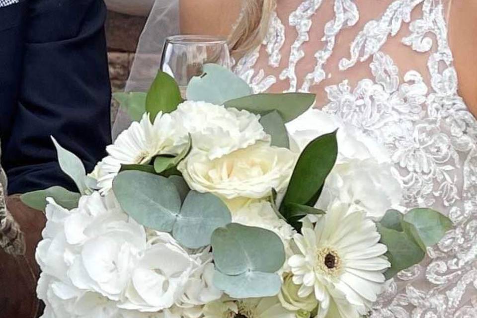 Classic white bridal bouquet