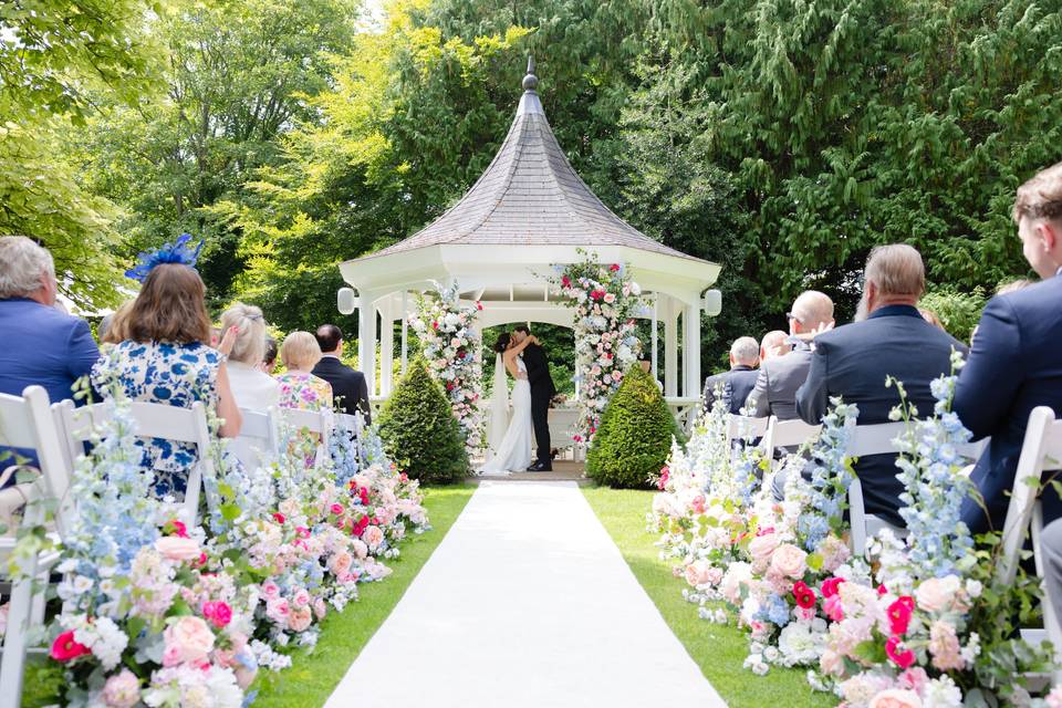 Bright Meadow Aisle