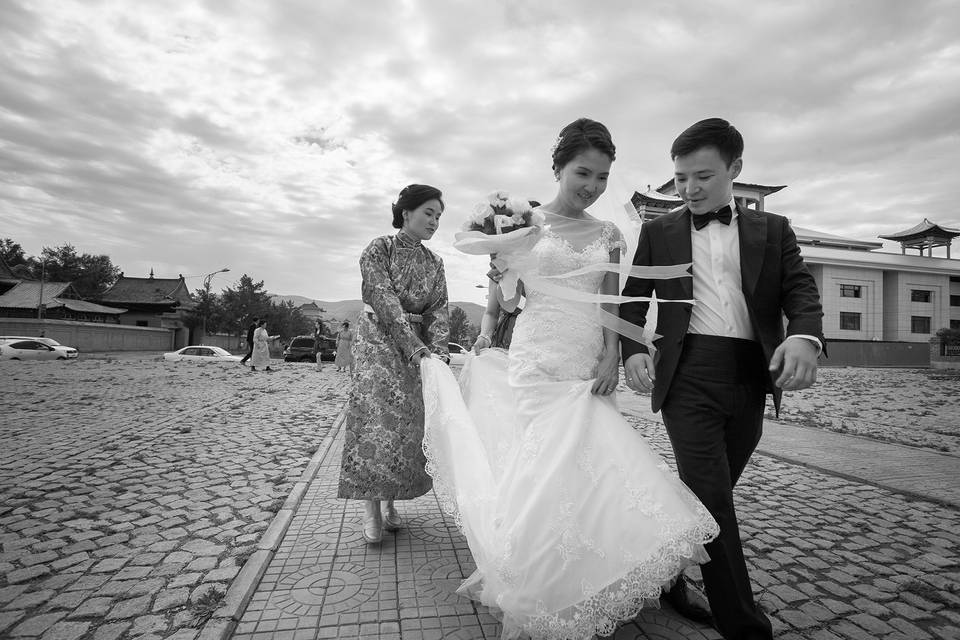The Bride and Groom arriving.