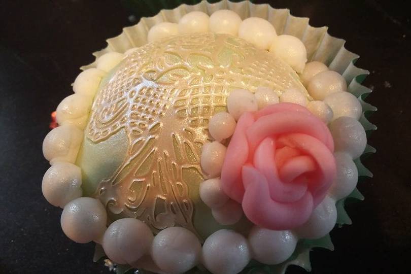 Lace and Roses Cupcake