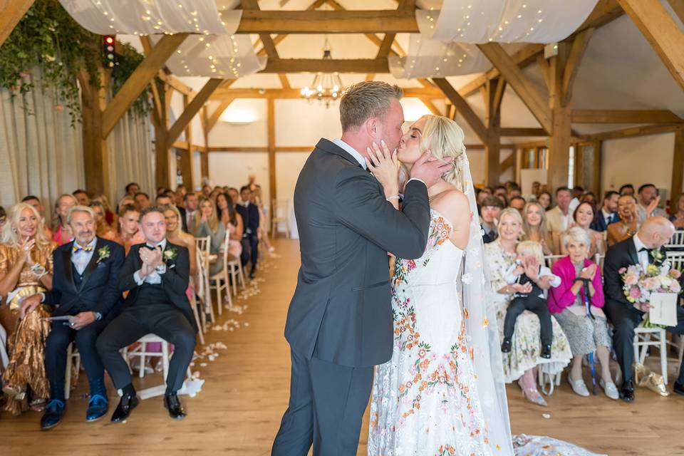 SANDHOLE OAK BARN