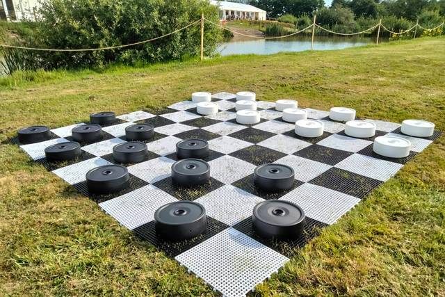 Giant draughts