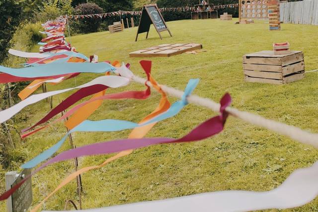 A bold and bright wedding set