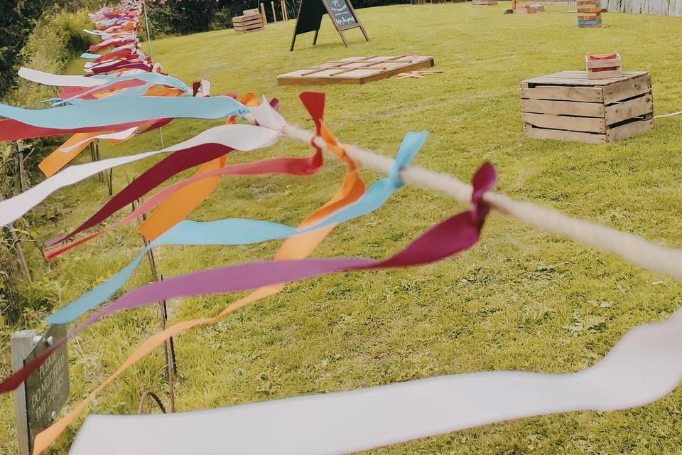 A bold and bright wedding set