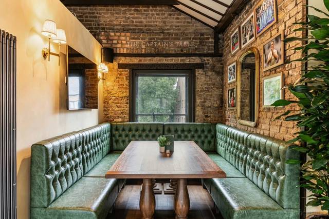 Captains table (Loft)