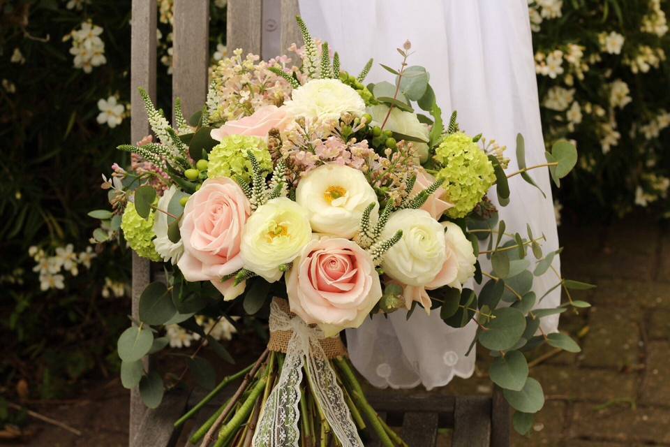 Natural hand-tied bouquet