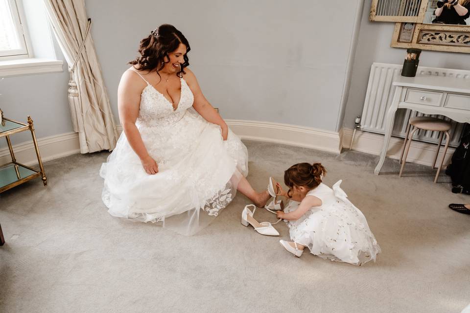 Flower girl helping mum
