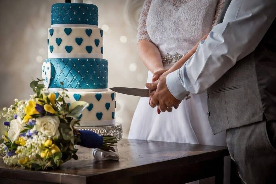 Cutting cake