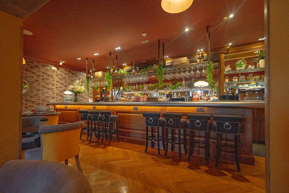 Main bar