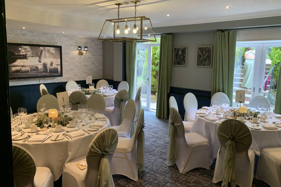 Garden room round tables