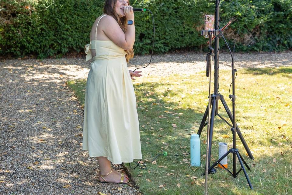 Outdoor singer